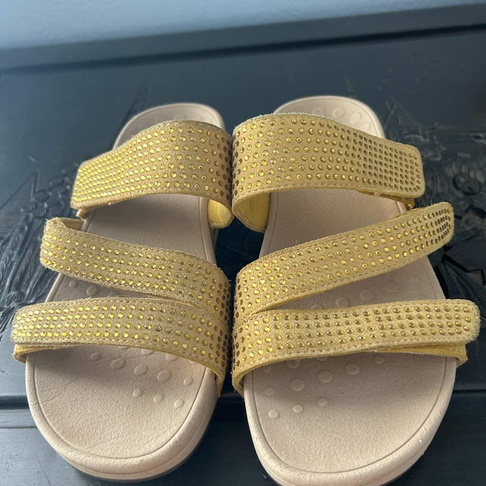 Vionic Pacific Alexis buttercup yellow sandals. - Picture 4 of 6